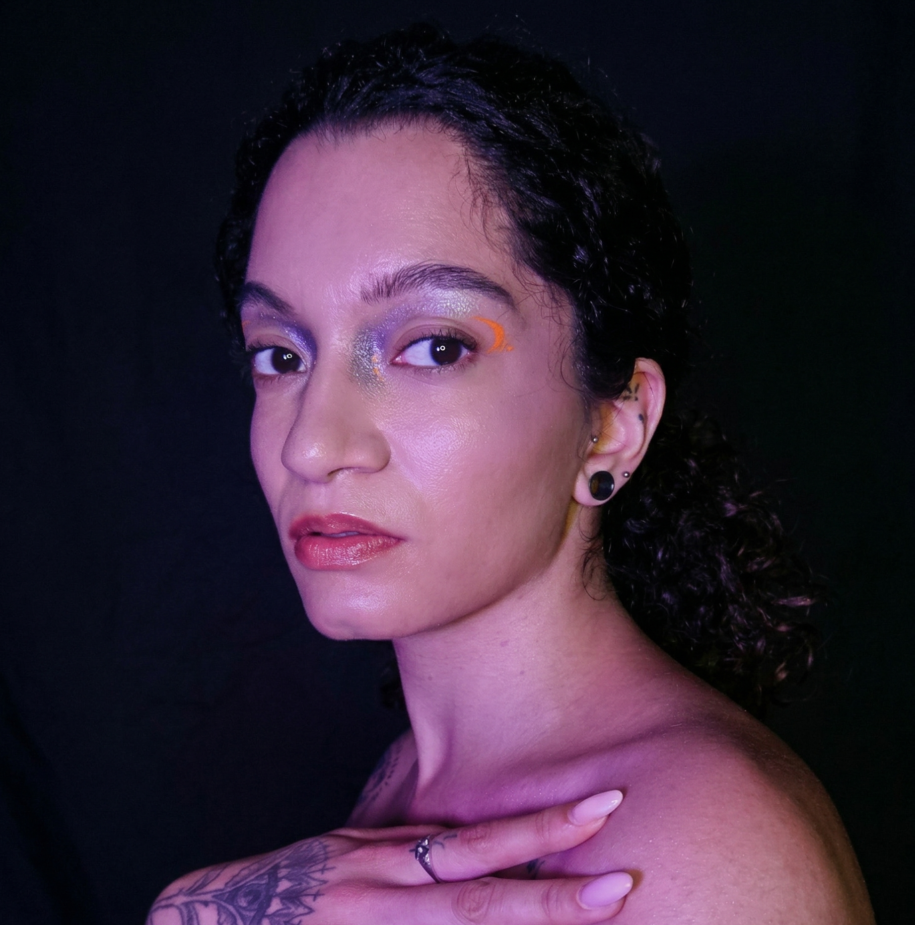 Maquillage créatif holographique violet liner fluo