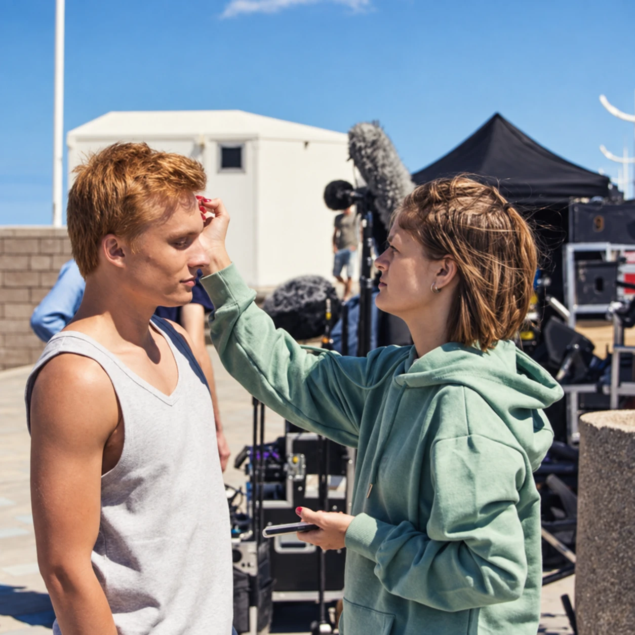 Cloé MakeupArt effectuant un raccord maquillage sur le tournage de la série Les Chicons à Dunkerque