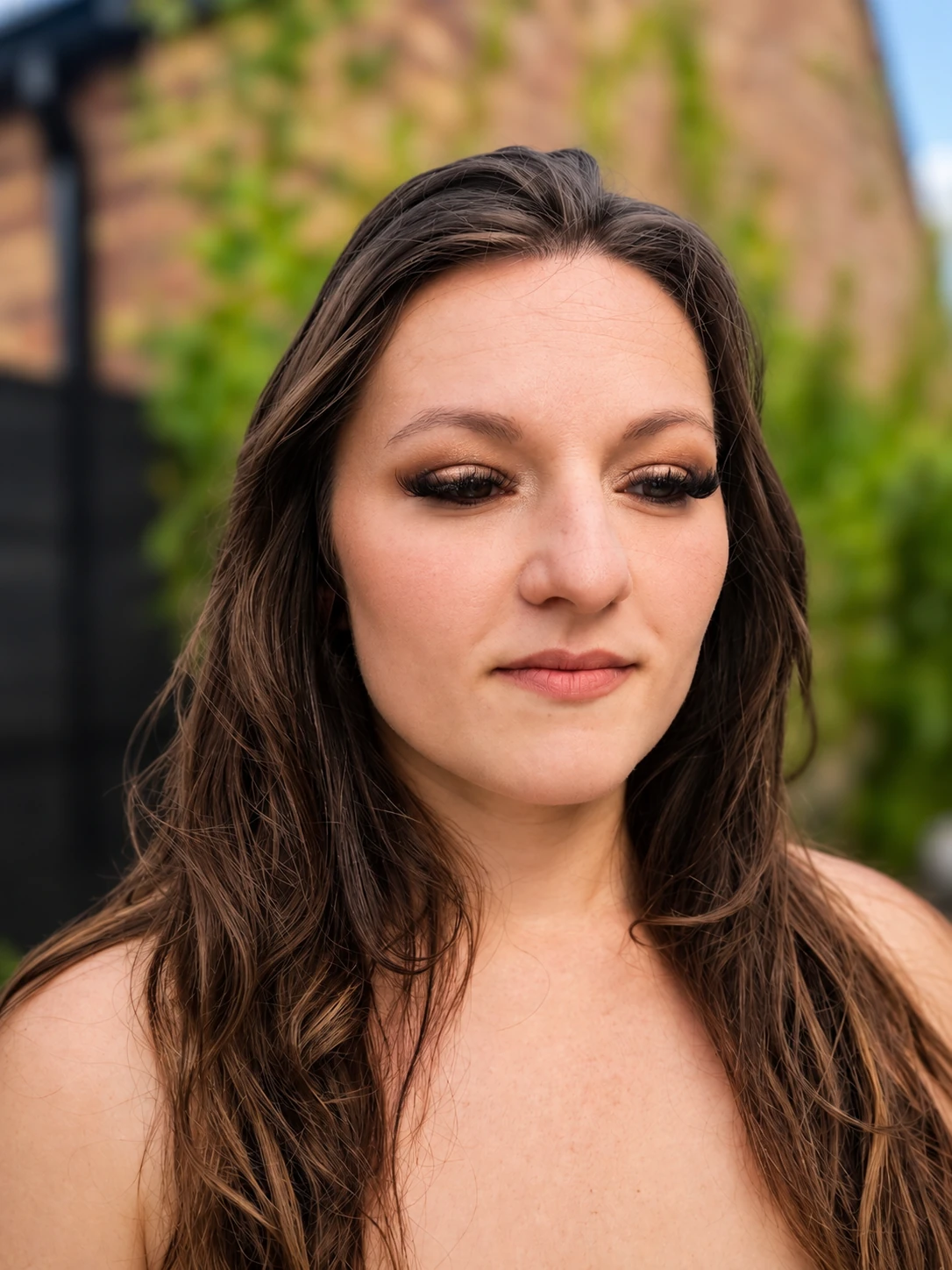 Maquillage de Laura, invitée au mariage d’Élodie et Quentin près de Dunkerque en juillet 2025