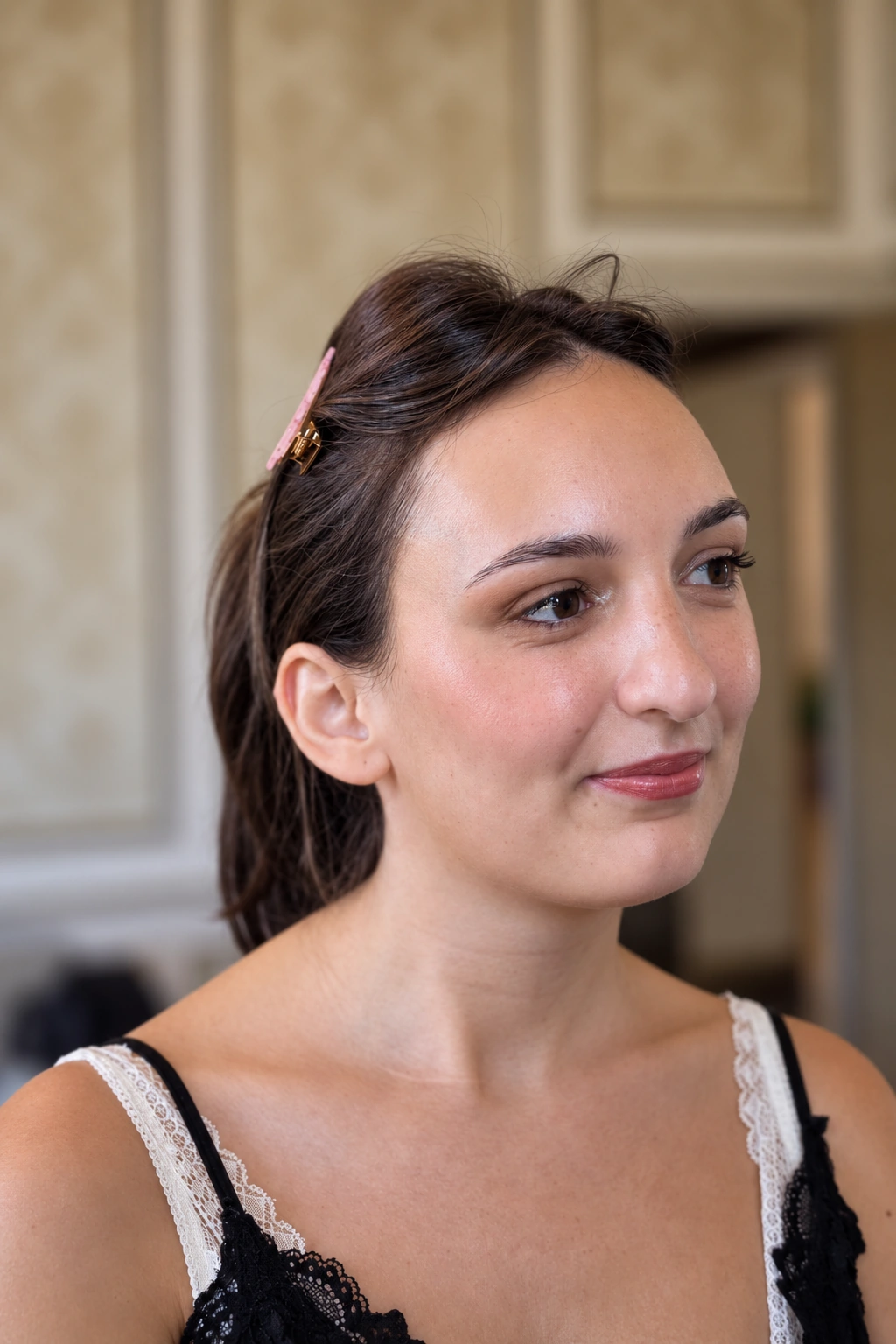 Yvanna en robe de mariée avec un maquillage naturel lumineux